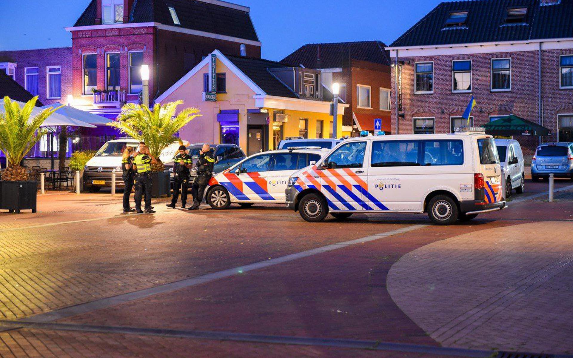 Hulpdiensten rukten uit na de steekpartij in Winschoten waarbij een 61-jarige portier zwaar gewond raakte.