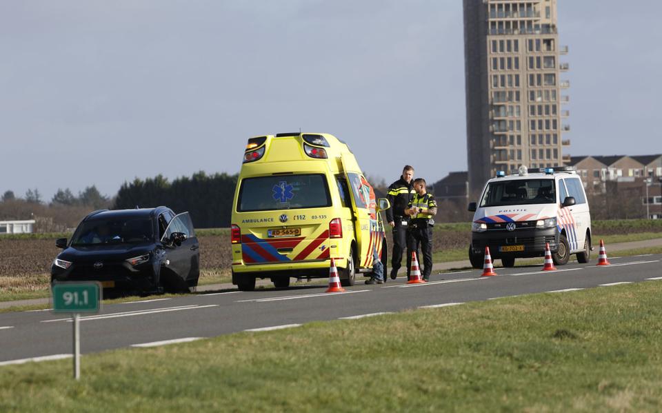 Persoon slaat op de vlucht een weiland in na botsing tussen twee autos op N381 bij Emmen, politie dreigt met stroomstootwapen.