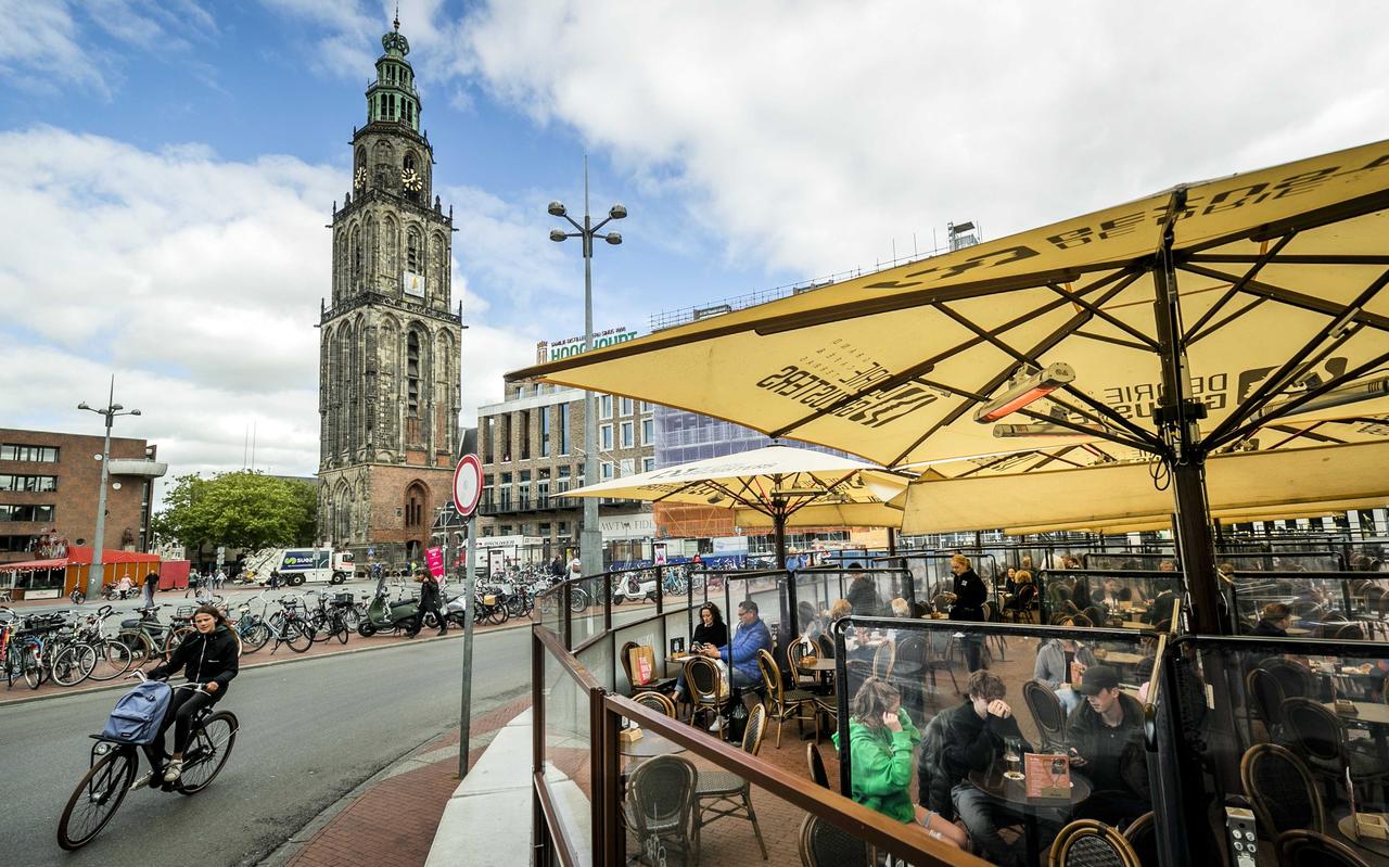 Terras op de Grote Markt in de stad Groningen. Terras op de Grote Markt in de stad Groningen.