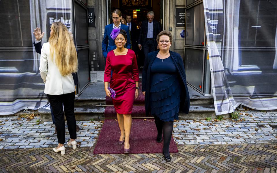 Gedeputeerde Nelleke Vedelaar van Drenthe (rechts) loopt samen met haar collega Melissa van Hoorn van Groningen weg bij het Prinsjesdagontbijt van de drie provincies. Foto: Frank de Roo