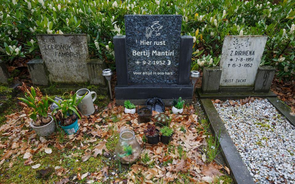 17-05-2021 Hooghalen: Leo Reawaruw bij Molukse kindergraven op begraafplaats Hooghalen. **Willem Dekker heeft de namen. Fotograaf: Rens Hooyenga