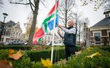 Martin Ettema uit Loppersum hijst de Groningse vlag, maar niet verder dan halfstok. foto: Jaspar Moulijn