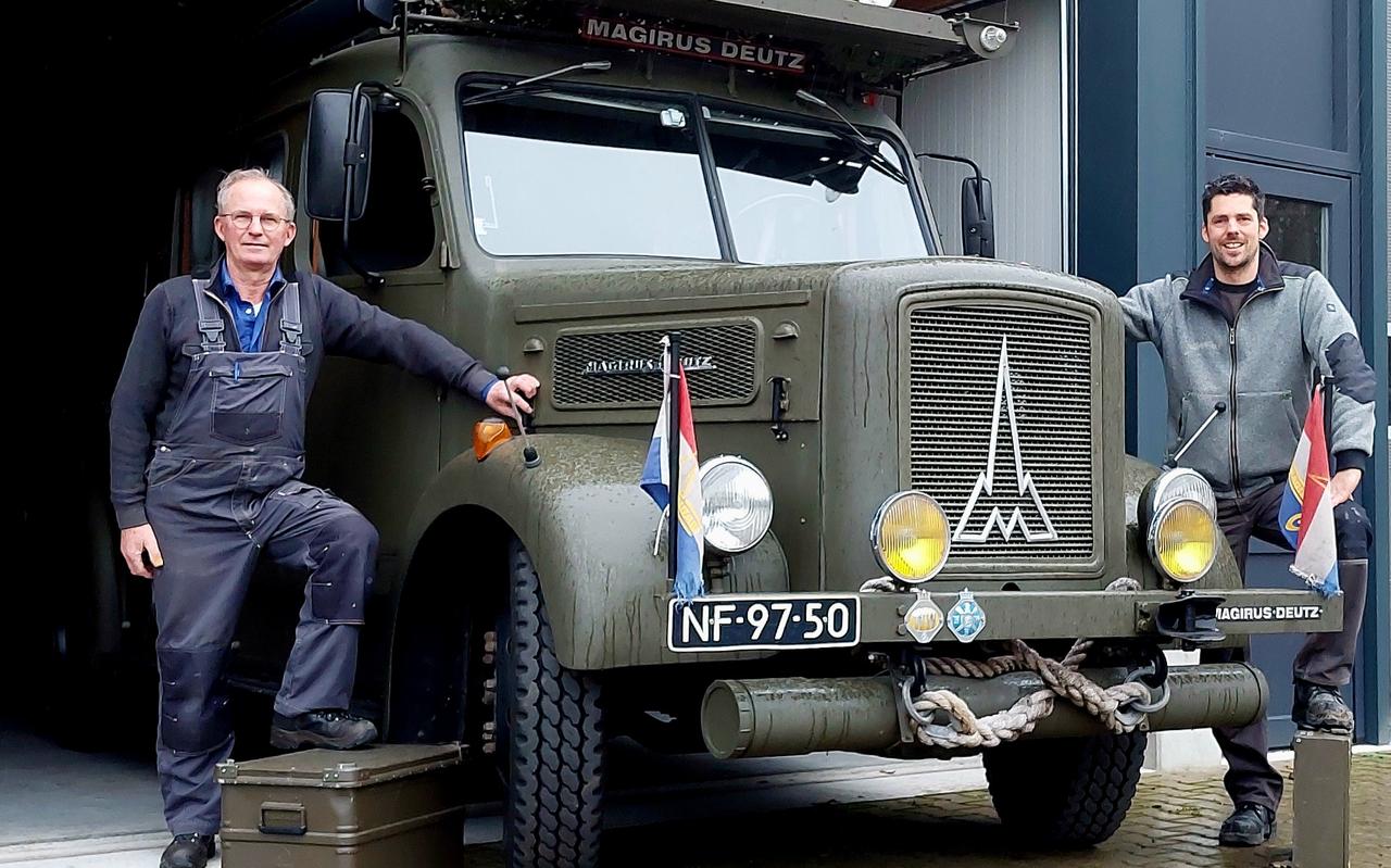 Bas (rechts) en Evert Gruppen bij hun Magirus-Deutz uit 1952. Bas (rechts) en Evert Gruppen bij hun Magirus-Deutz uit 1952.