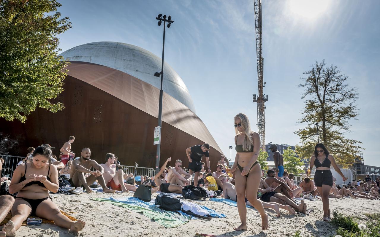 Studenten maken zich weinig zorgen om corona te krijgen in de buitenlucht, bleek tijdens een rondgang op het Stadsstrand in Groningen, waar het de afgelopen dagen erg druk was. Studenten maken zich weinig zorgen om corona te krijgen in de buitenlucht, bleek tijdens een rondgang op het Stadsstrand in Groningen, waar het de afgelopen dagen erg druk was.