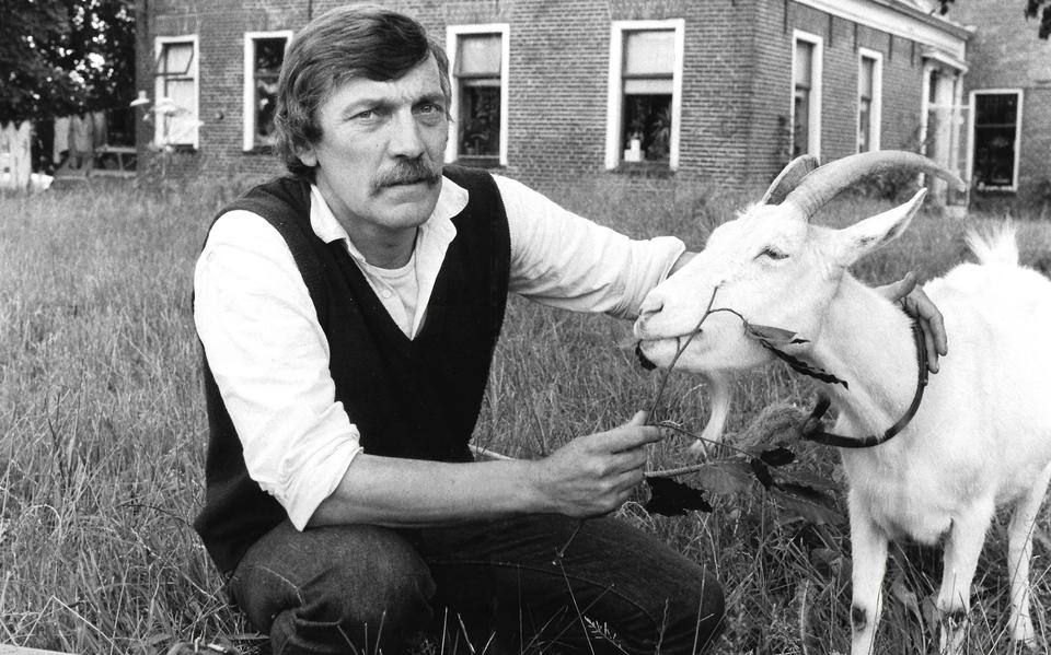 Ede Staal voor zijn boerderij in Nieuw Beerta in de zomer van 1984. 