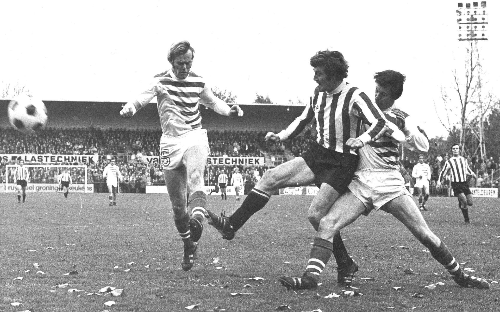 FC Groningen tegen PSV in 1971. Koeman (l) verwerkt de bal tot hoekschop, voordat De Vrindt (m) danig op de huid gezeten door Cornelis, gevaarlijk kan worden.
