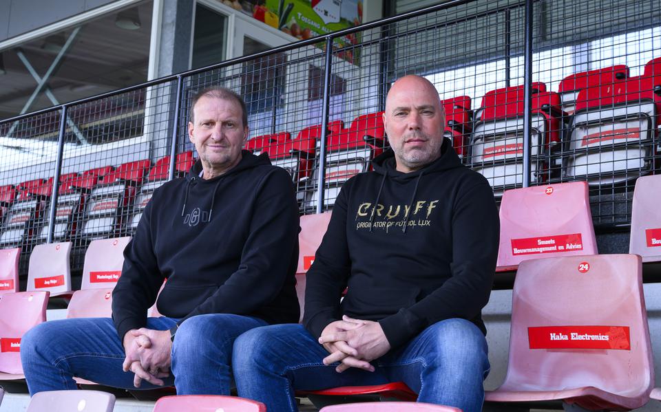 Het nieuwe trainersduo van FC Emmen, Alfons Arts (links) en Michel van Oostrum. 