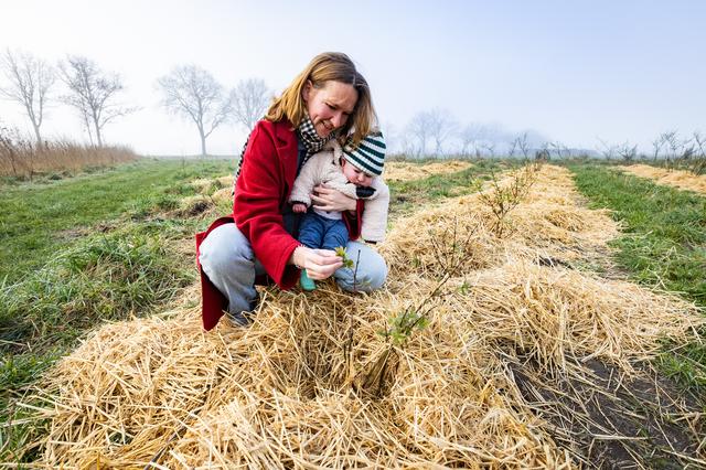 ‘Goede oogsten en een omgeving vol leven.’ Rianne (32) uit Onstwedde ziet toekomst in voedselbossen,