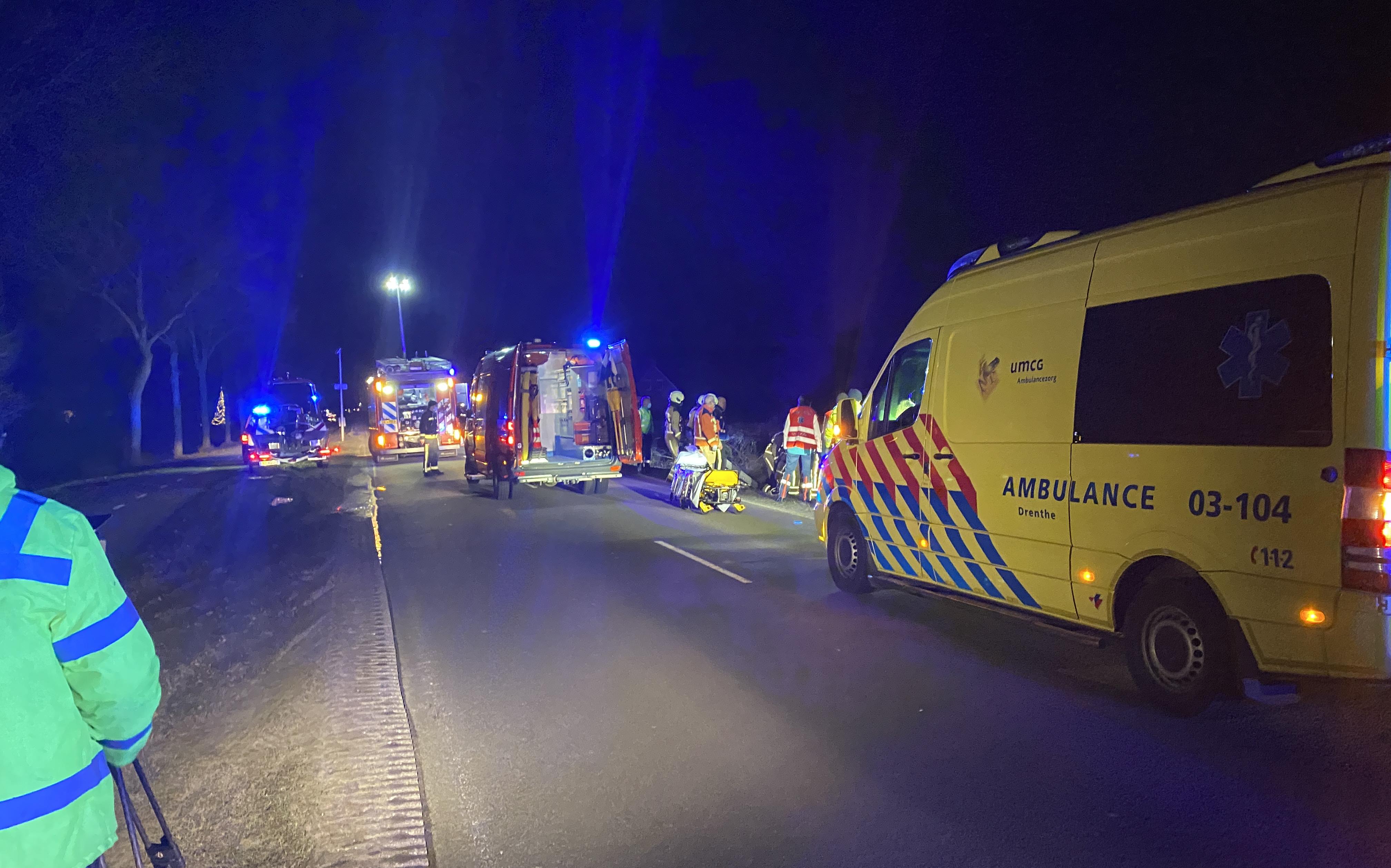 Auto te water aan Norgervaart bij Bovensmilde. Slachtoffer uit voertuig gehaald - Dagblad van het No