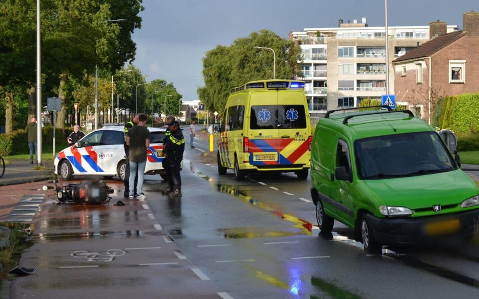 Scooterrijder gewond bij botsing met bestelwagen in Assen. Scooterrijder gewond bij botsing met bestelwagen in Assen.