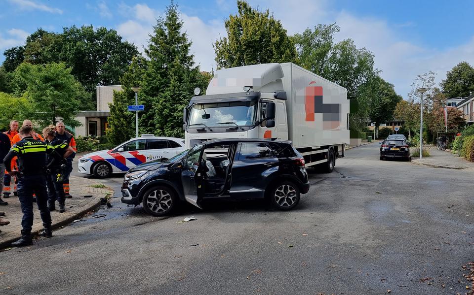 Automobiliste gewond door botsing met vrachtwagen in Groningen. Automobiliste gewond door botsing met vrachtwagen in Groningen.