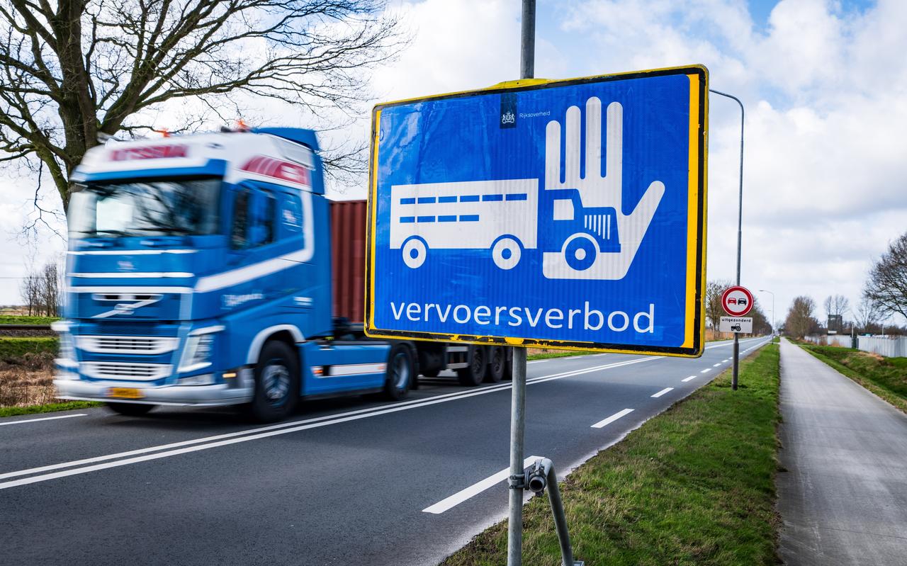 Borden wijzen op een vervoersverbod voor pluimvee in Groningen, in verband met de vogelgriep. Borden wijzen op een vervoersverbod voor pluimvee in Groningen, in verband met de vogelgriep.