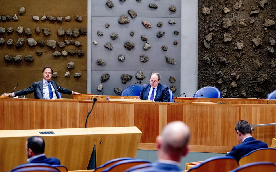 Premier Mark Rutte en staatssecretaris Hans Vijlbrief (Mijnbouw) tijdens een eerder debat met de Tweede Kamer over de gaswinning in Groningen. 