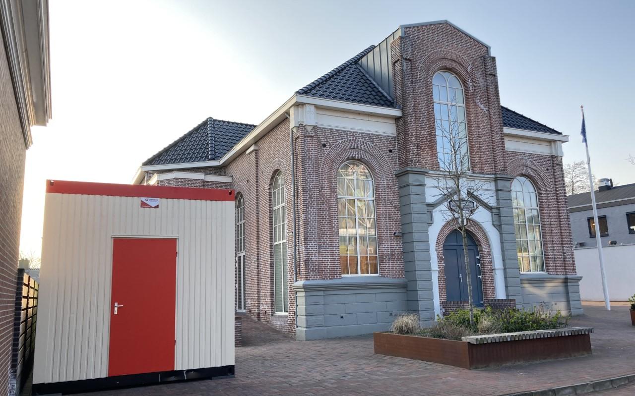 Naast de Centrumkerk in Winsum is voor de zekerheid al een douchecabine geplaatst. Naast de Centrumkerk in Winsum is voor de zekerheid al een douchecabine geplaatst.