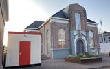 Naast de Centrumkerk in Winsum is voor de zekerheid al een douchecabine geplaatst. 