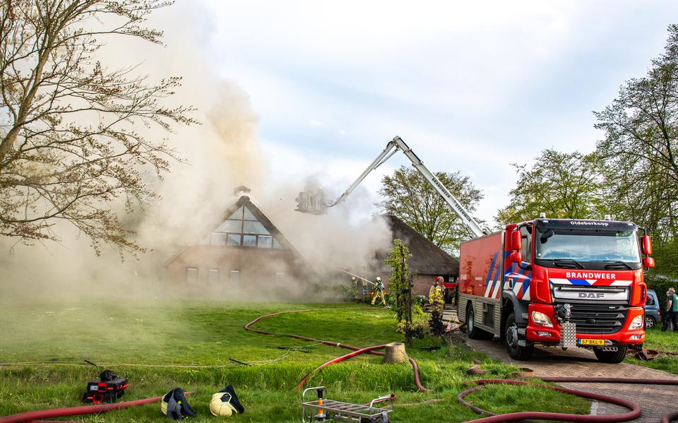 Forse rookontwikkeling bij brand in rieten dak woonboerderij Vledderveen.