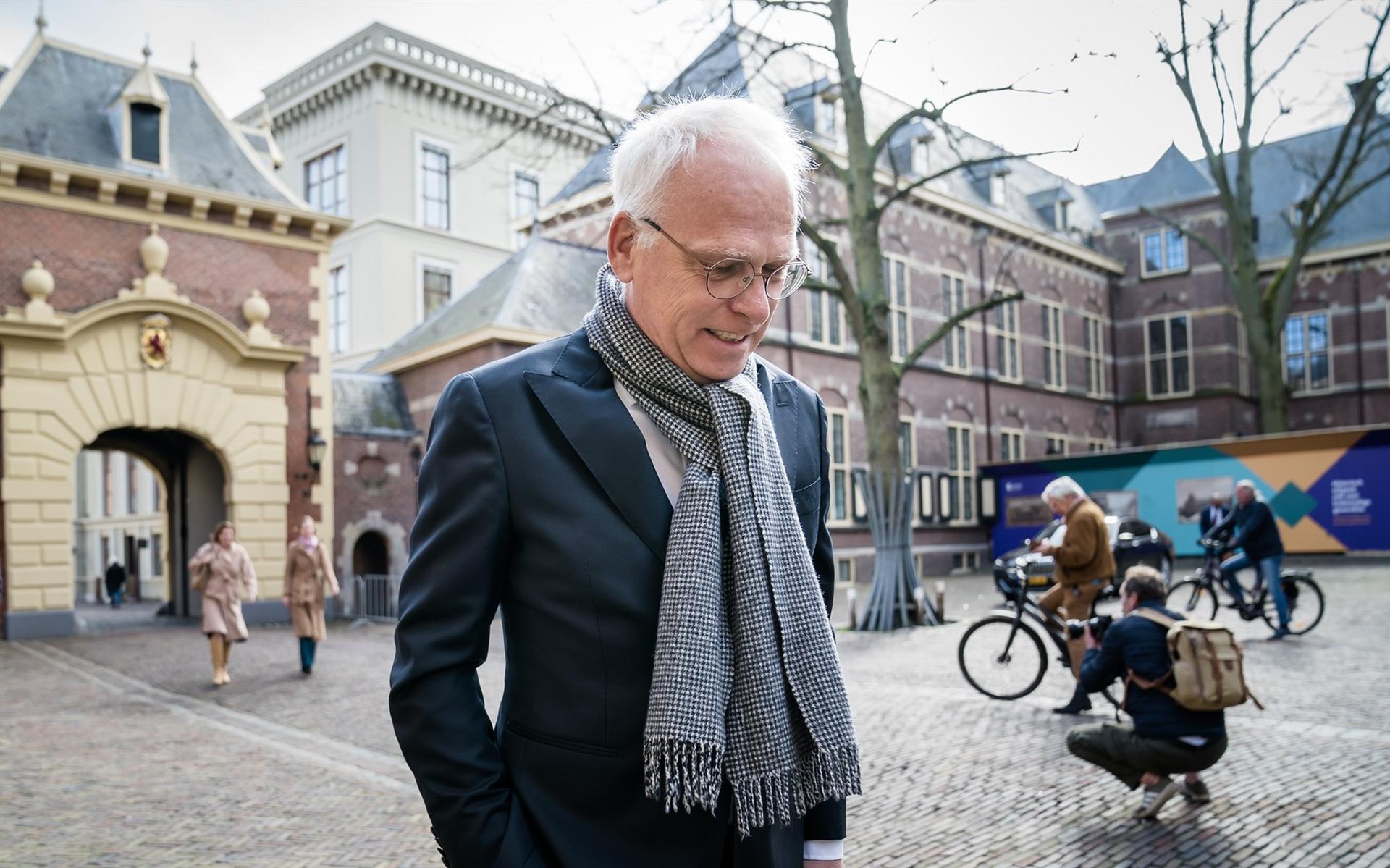 Piet Adema op het Binnenhof.