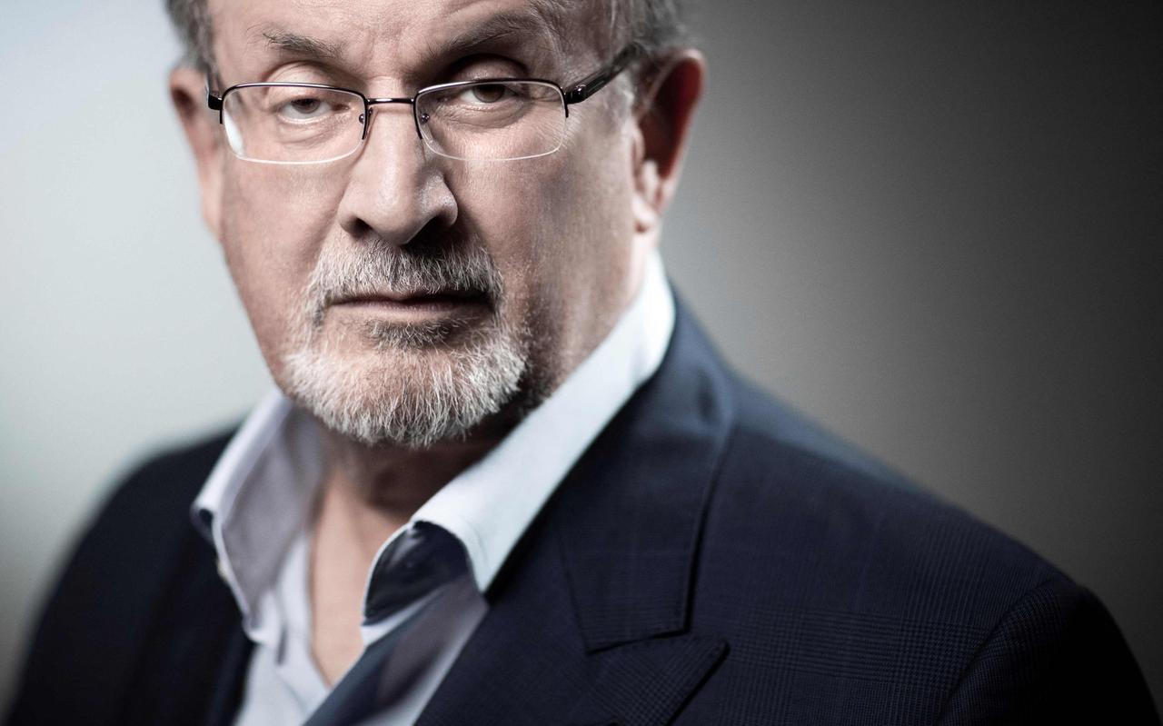 Salman Rushdie tijdens een fotosessie in Parijs. 