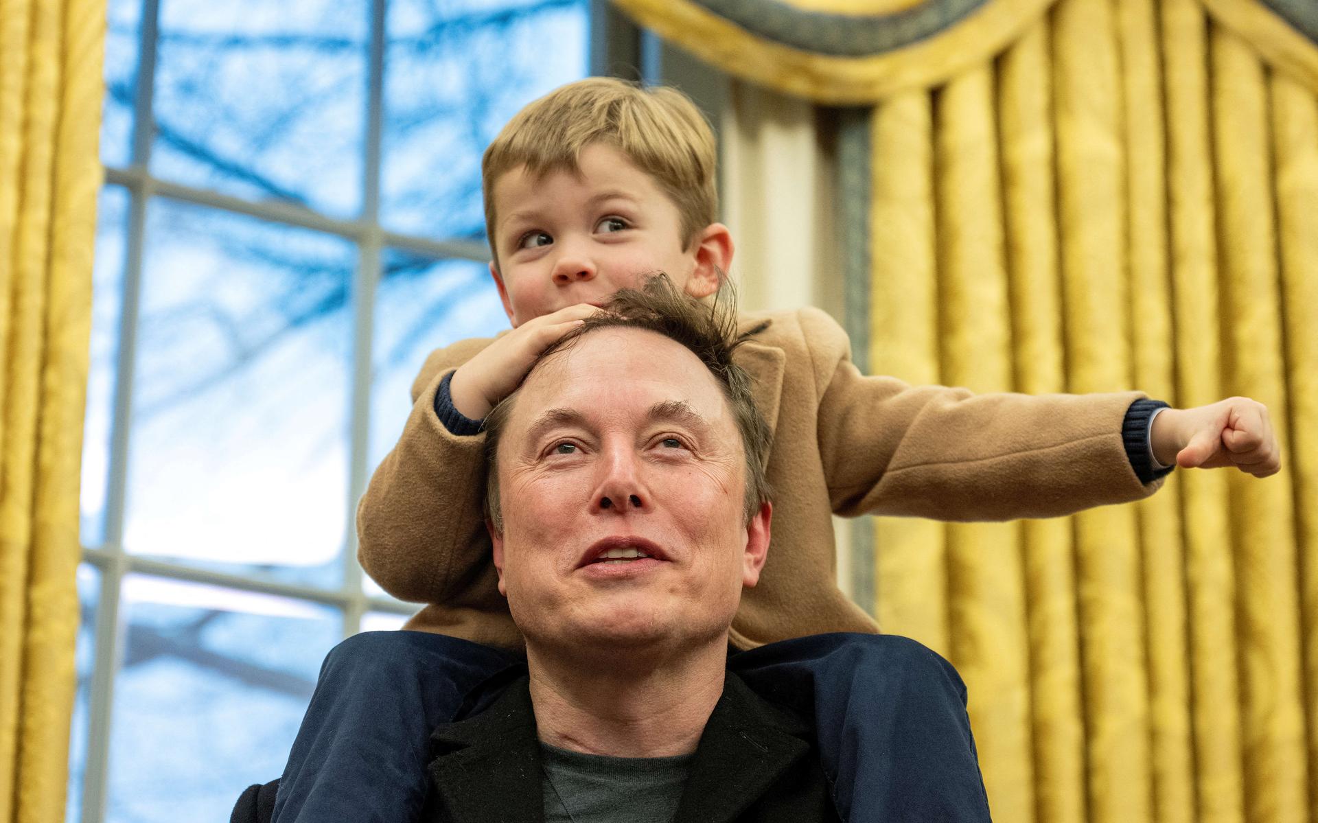 Elon Musk met zijn zoontje X Æ A-Xii in de Oval Office.