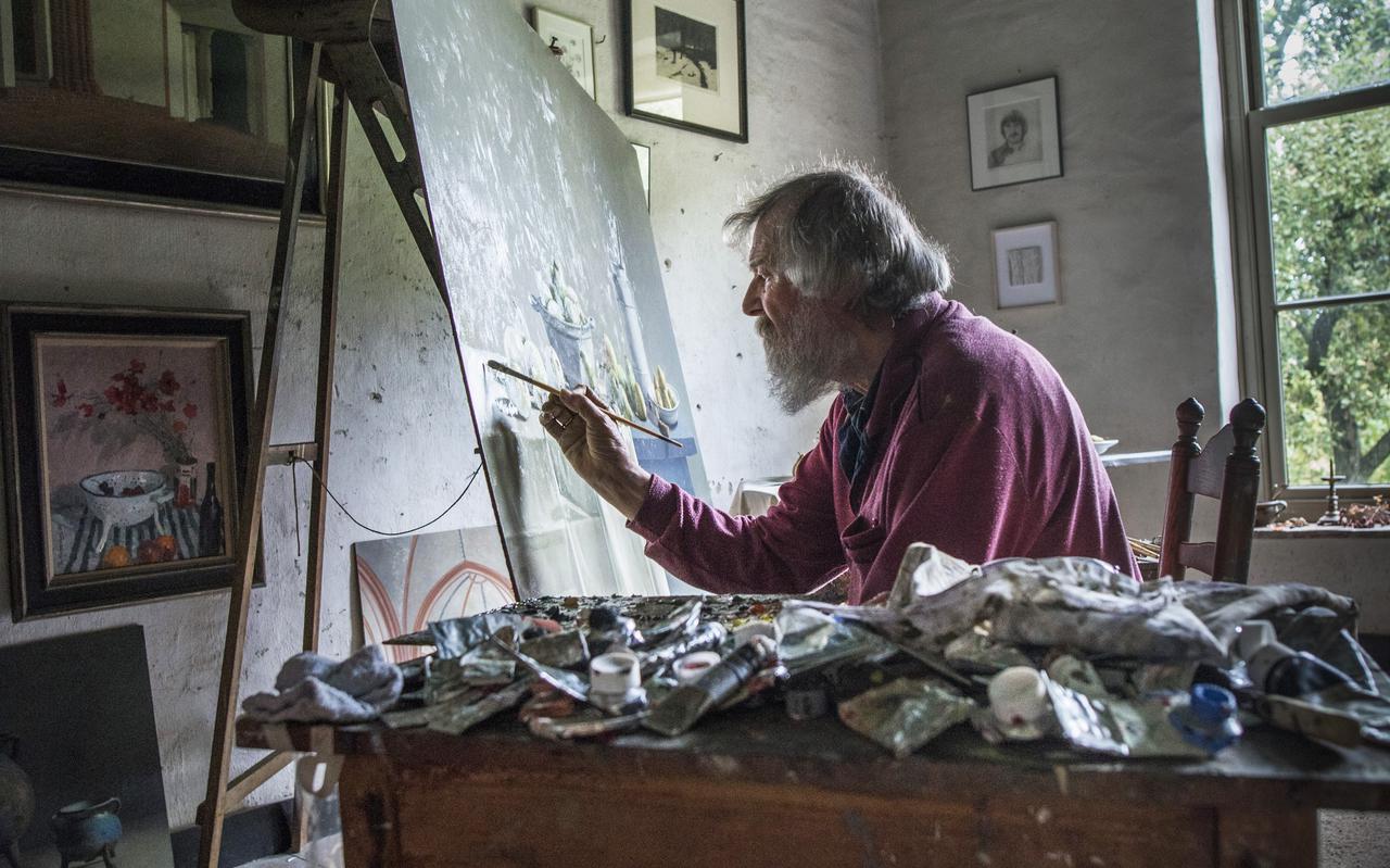 Henk Helmantel in zijn atelier, waar hij werkt aan een stilleven met vijgen.