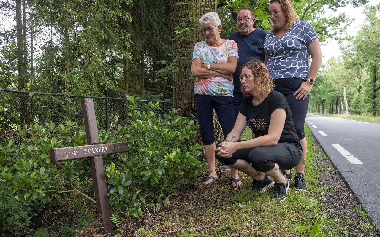 De familie Zijnstra bij het kruis ter nagedachtenis aan Folkert Zijnstra, die in 2000 aan de Kerkenweg in Weiteveen om het leven kwam. Staand, van links naar rechts moeder Maaike, Vader Sierd, zus Fia. Op voorgrond zus Annemarie. De familie Zijnstra bij het kruis ter nagedachtenis aan Folkert Zijnstra, die in 2000 aan de Kerkenweg in Weiteveen om het leven kwam. Staand, van links naar rechts moeder Maaike, Vader Sierd, zus Fia. Op voorgrond zus Annemarie.