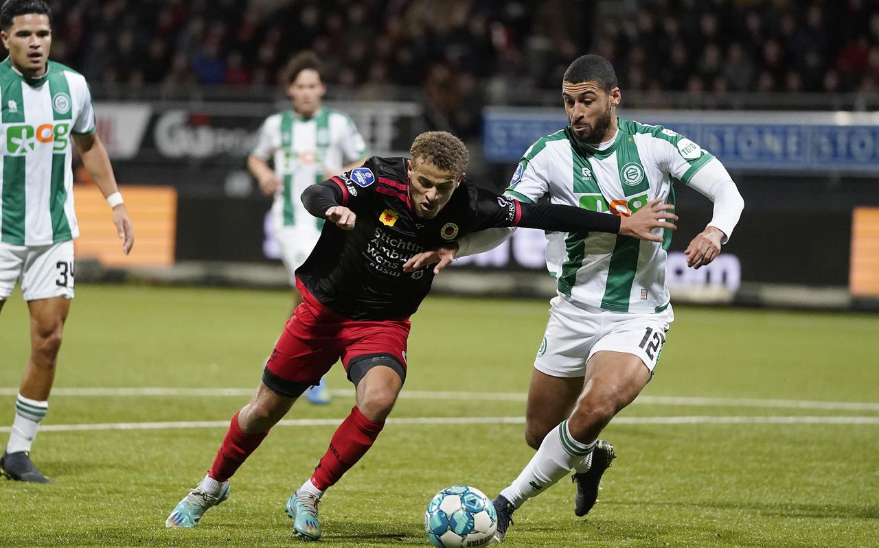 Radinio Balker probeert namens FC Groningen Kenzo Goudmijn in bedwang te houden.