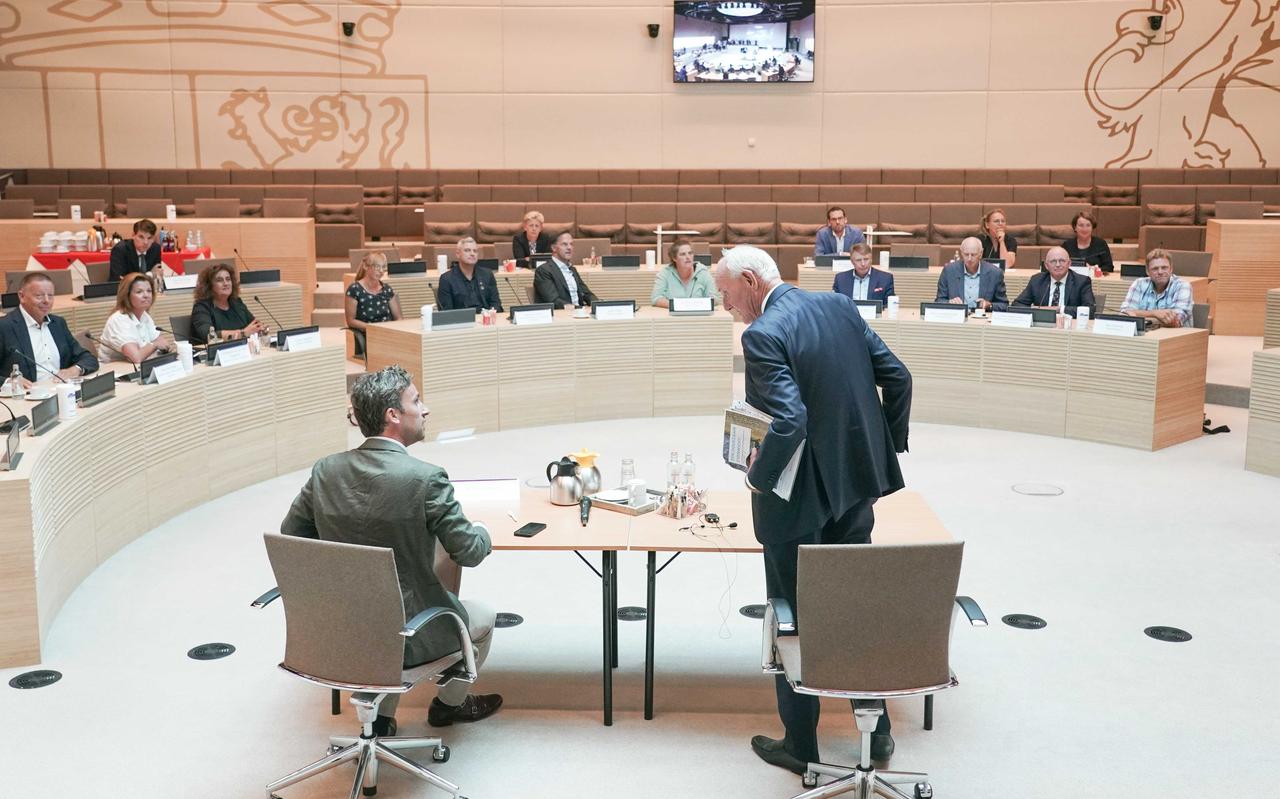 Johan Remkes, die optreedt als gespreksleider, staat op na afloop van een verkennend gesprek tussen vertegenwoordigers van boerenorganisaties en het kabinet. Johan Remkes, die optreedt als gespreksleider, staat op na afloop van een verkennend gesprek tussen vertegenwoordigers van boerenorganisaties en het kabinet.