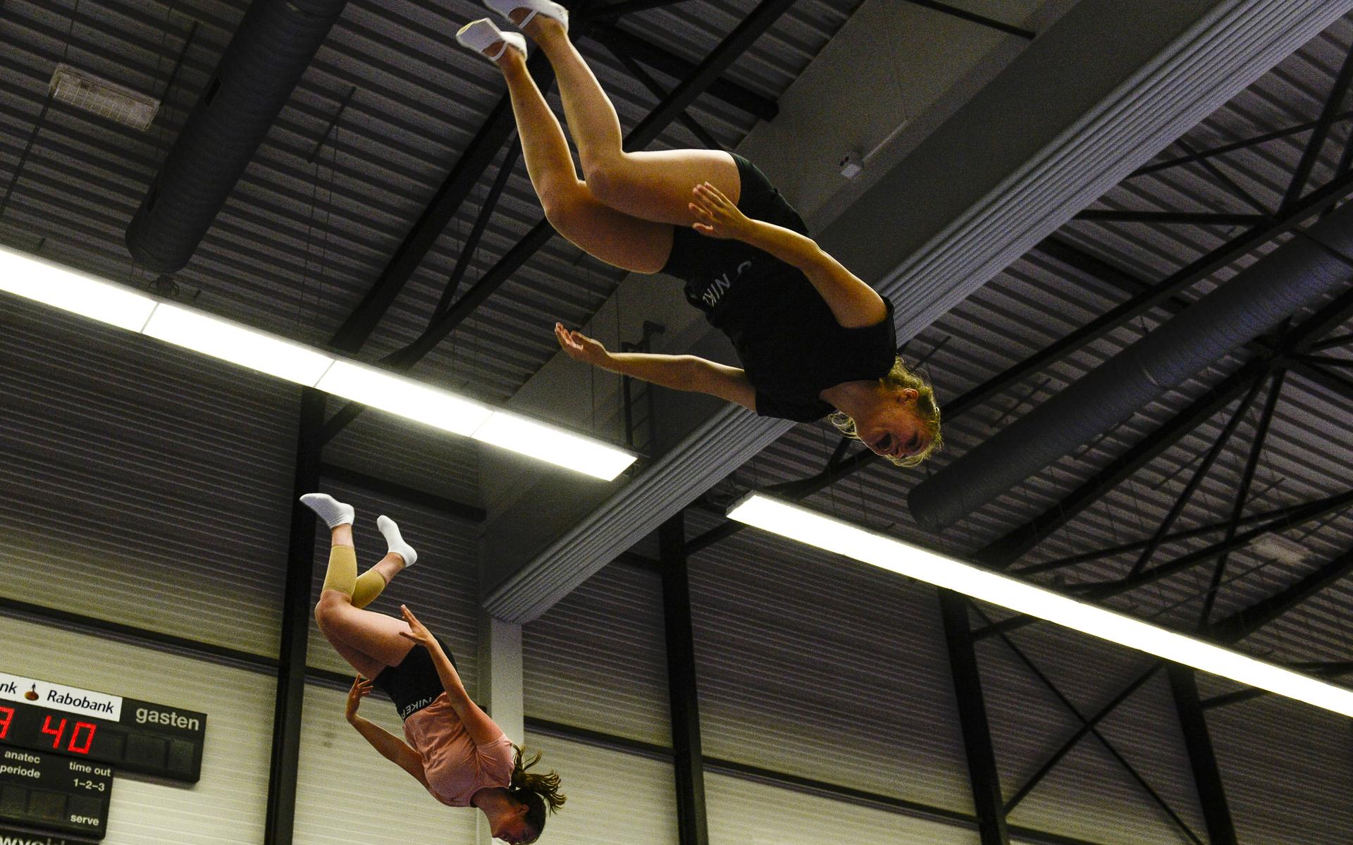 Marjolein (22) uit Eelde en Jet (19) uit Foxhol zijn Nederlands kampioen trampolinespringen. 'Klasge