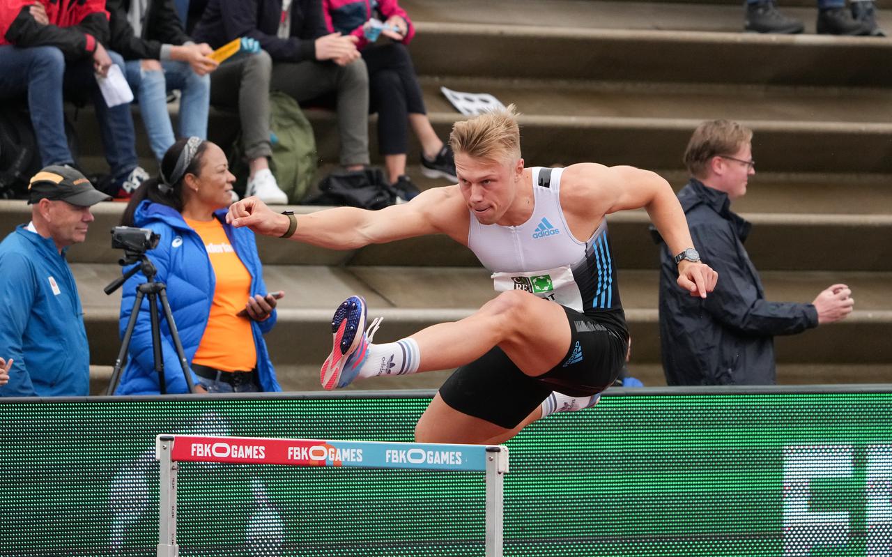 Nick Smidt snelt over de horden op de FBK Games in Hengelo.

Foto; Nick Smidt tweede op de 400 mtr. Horden.
