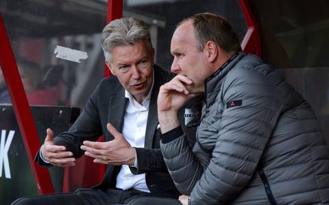 Ronald Lubbers (links) laat Dick Lukkien op dit moment niet naar FC Groningen vertrekken. Mark-Jan Fledderus vist achter het net en moet op zoek naar de volgende kandidaat voor de trainersvacature.