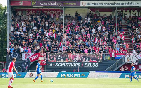 Supporters van FC Emmen op De Oude Meerdijk tijdens de eredivisiewedstrijd tussen de Drentse club en AZ Alkmaar.