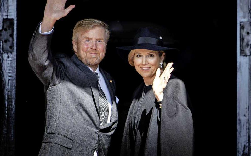 Koning Willem-Alexander en koningin Maxima komen aan bij het Koninklijk Paleis voor de Nationale Dodenherdenking op de Dam.