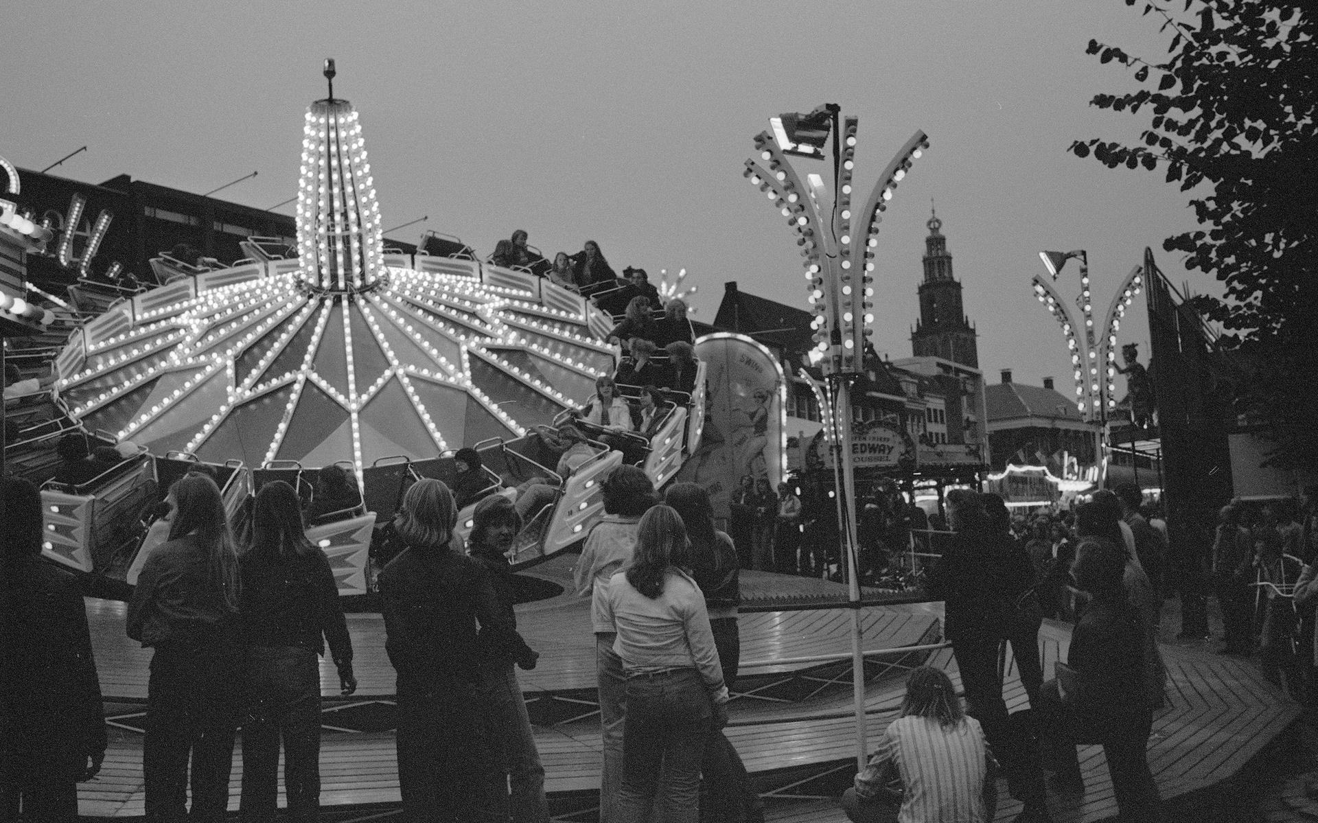 Kermis op de Vismarkt in Groningen, eind augustus 1977.