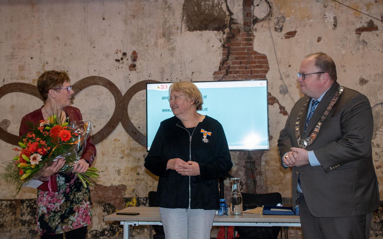 Diane Black krijgt haar onderscheiding van burgemeester Ben Visser. Collega Martha Krijgsheld staat links van haar.