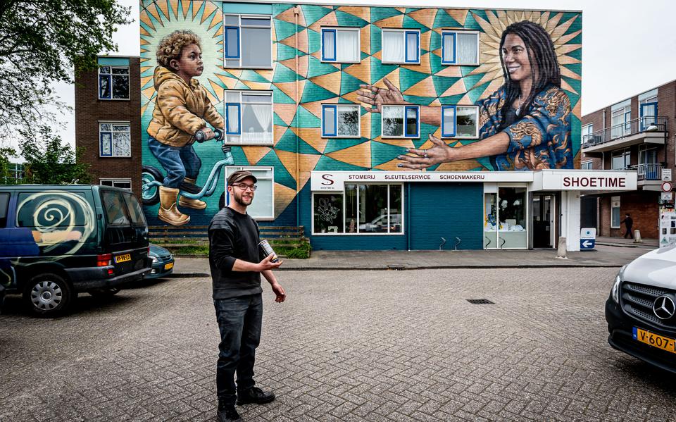 Michel Velt voor zijn muurschildering van pakweg 10 bij 15 meter in Beijum.