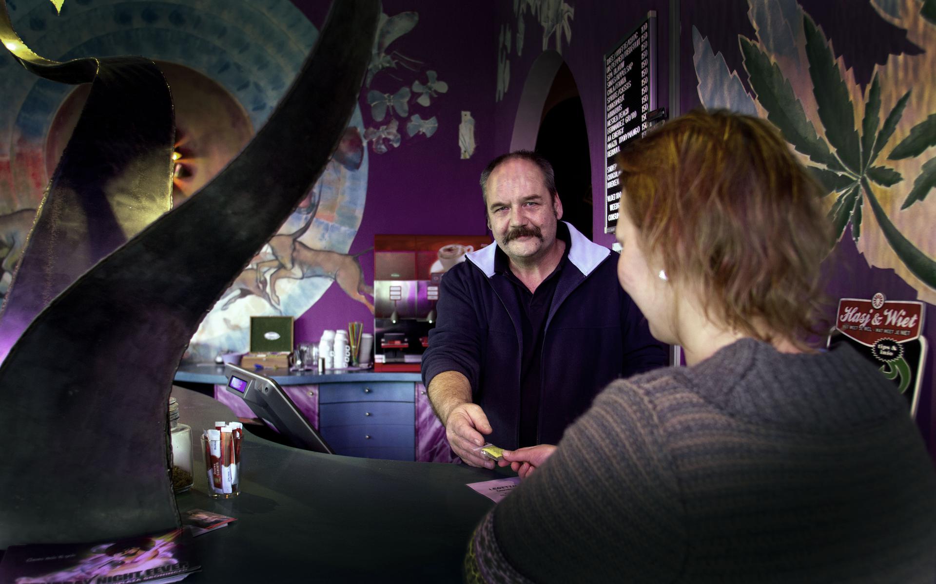 René Slikker in coffeeshop Wiz-Art. FOTO ARCHIEF HARRY TIELMAN