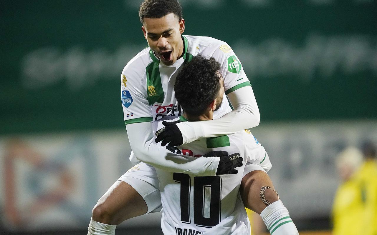 Cyril Ngonge bespringt zijn teamgenoot Daleho Irandust, nadat die de 1-3 maakte in Sittard. Cyril Ngonge bespringt zijn teamgenoot Daleho Irandust, nadat die de 1-3 maakte in Sittard.