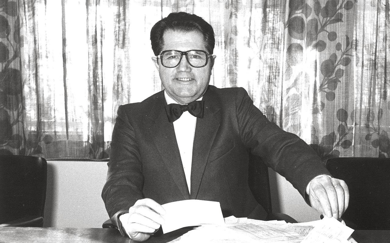 Johan Ros in zijn periode als wethouder van de gemeente Emmen. Nadat hij stopte met werken, begon hij voor zijn plezier met de verkoop van tweedehands boeken. Johan Ros in zijn periode als wethouder van de gemeente Emmen. Nadat hij stopte met werken, begon hij voor zijn plezier met de verkoop van tweedehands boeken.