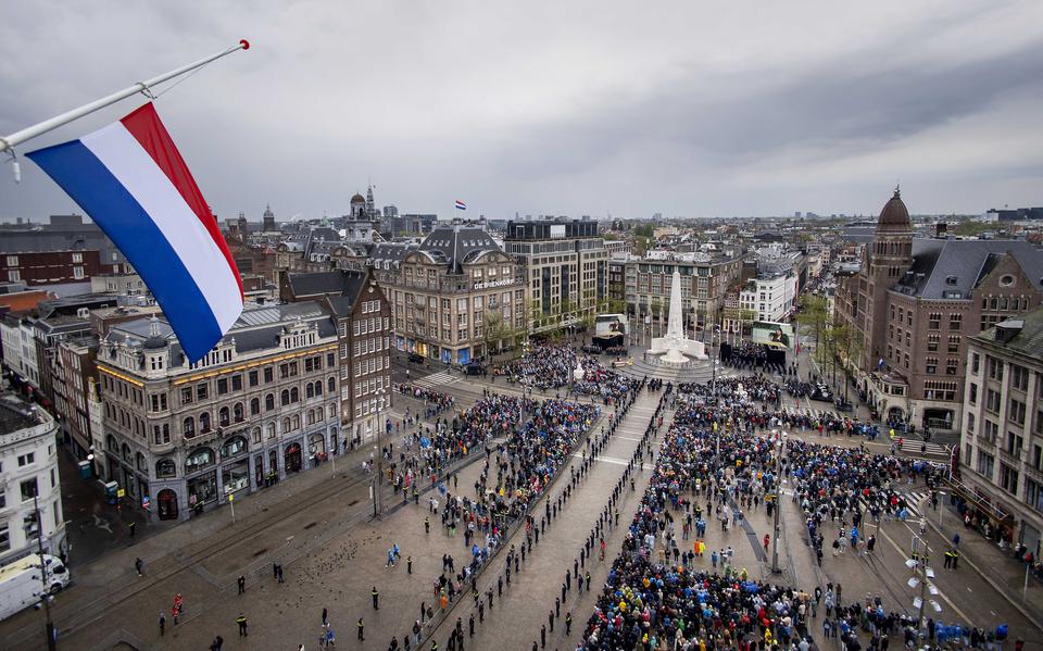 De Nationale Dodenherdenking in Amsterdam trok dit jaar minder bezoekers dan andere jaren. 