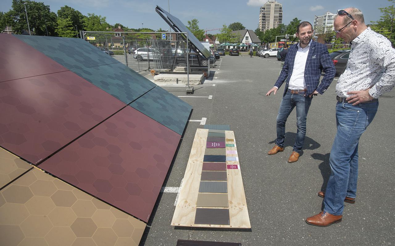 Zonnepanelen in verschillende kleuren in een proefopstelling bij het Emmer gemeentehuis. Op de foto is de Emmer wethouder René van der Weide in gesprek met Okke van Brandwijk, projectleider bij Rijkswaterstaat. Zonnepanelen in verschillende kleuren in een proefopstelling bij het Emmer gemeentehuis. Op de foto is de Emmer wethouder René van der Weide in gesprek met Okke van Brandwijk, projectleider bij Rijkswaterstaat.