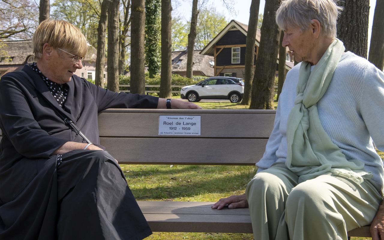 De zussen Janny (links) en Gea op het bankje ter nagedachtenis aan hun vader Roel de lange.