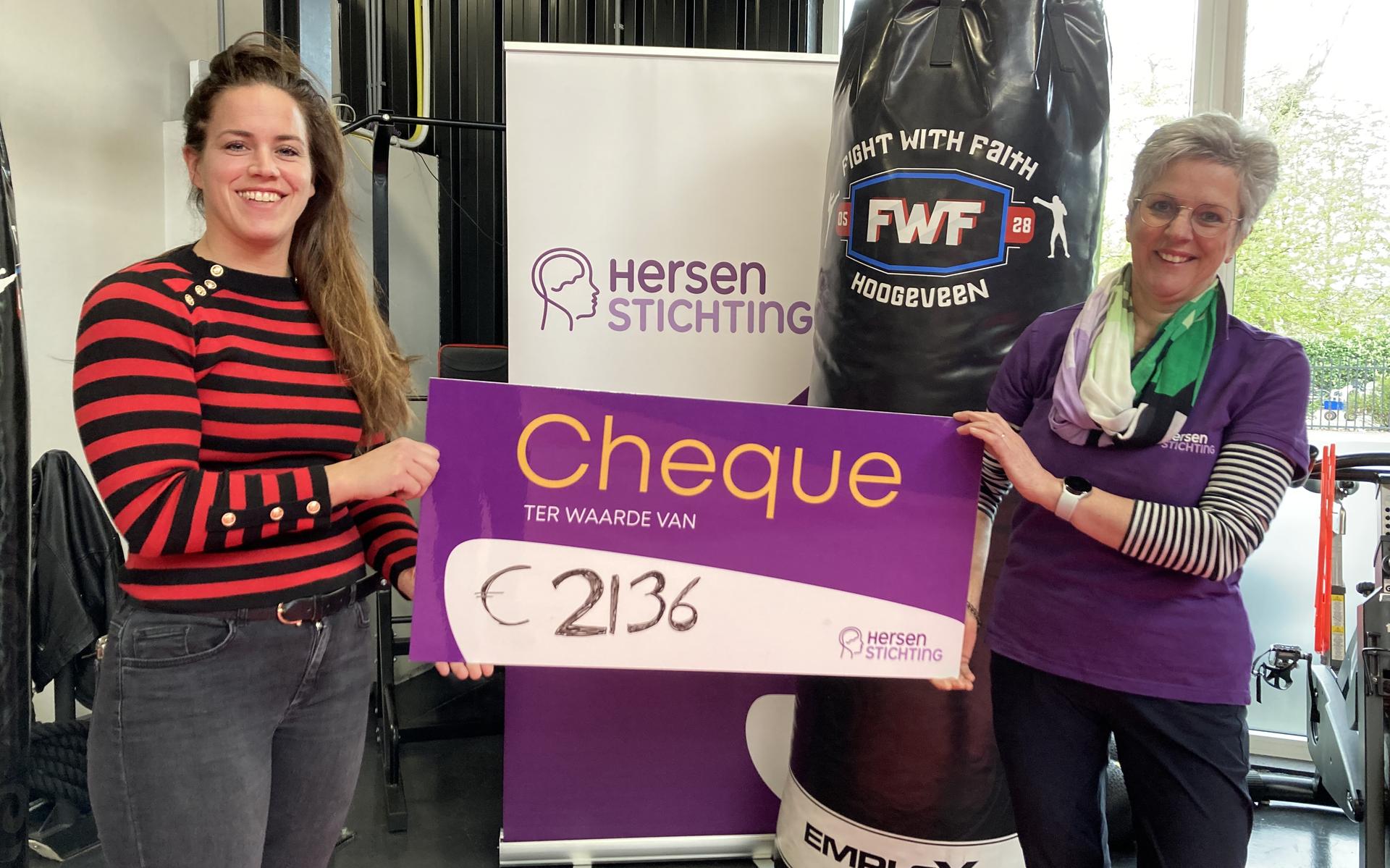 Sandra van Dalsem (33) uit Stuifzand heeft een cheque van 2136 euro overhandigd aan Joke Berendsen van de Hersenstichting.