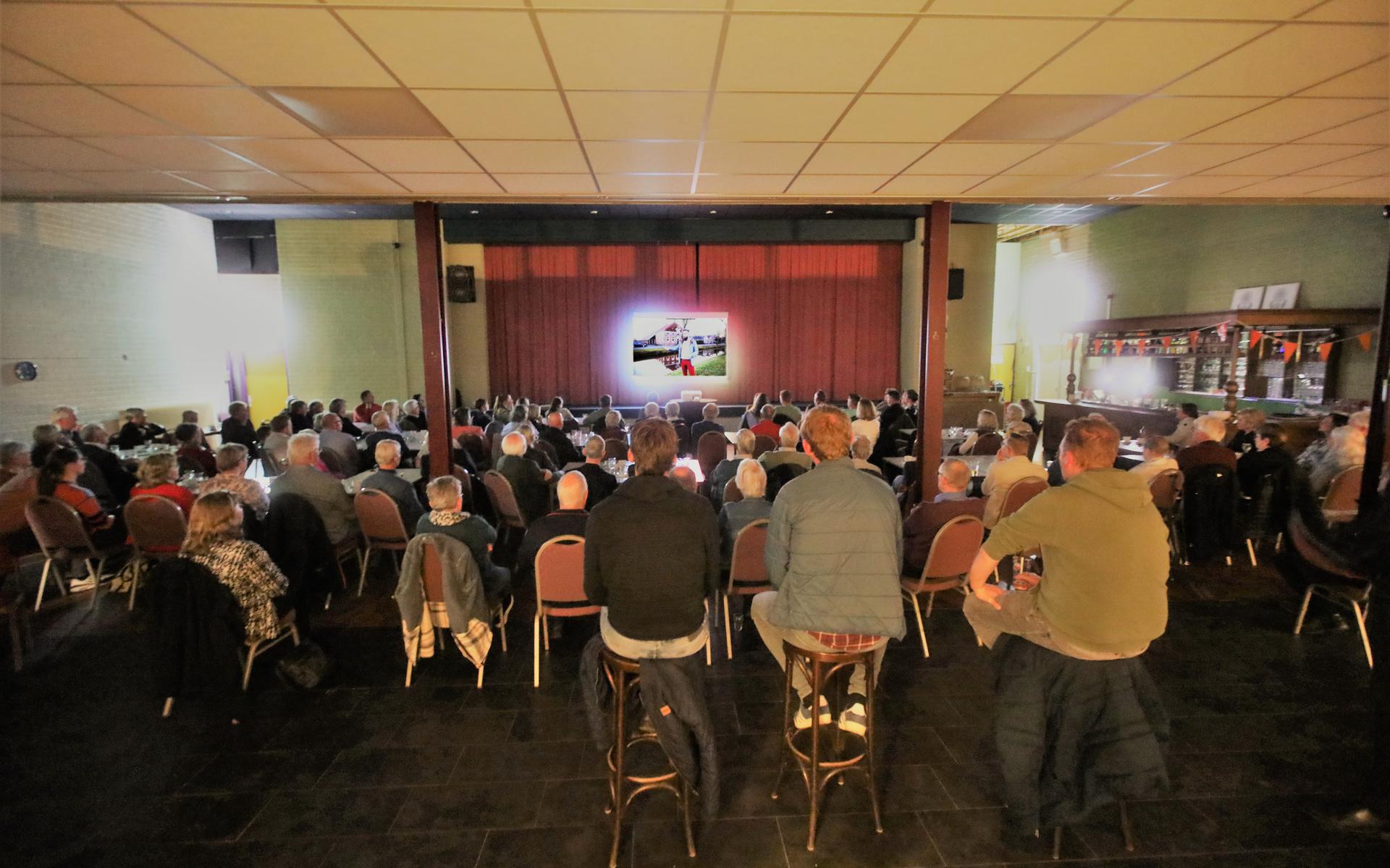 De bijeenkomst in De Kiepe werd door meer dan 100 belangstellenden bezocht.