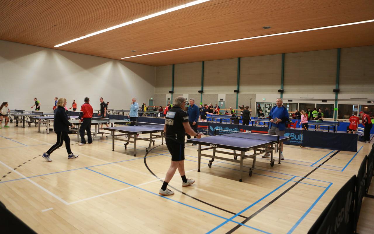 Een volle zaal bij het jubileumtoernooi van Tafeltennisvereniging Vries in 2018.