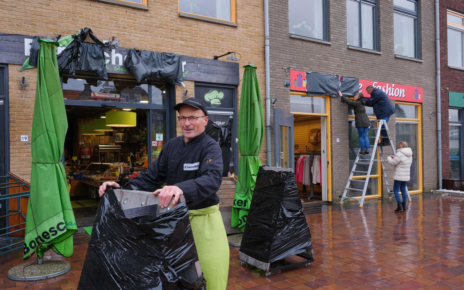 Ten Boer shopping center goes ‘black’.  Protest against new advertising tax.  ‘Have they gone crazy in Groningen?