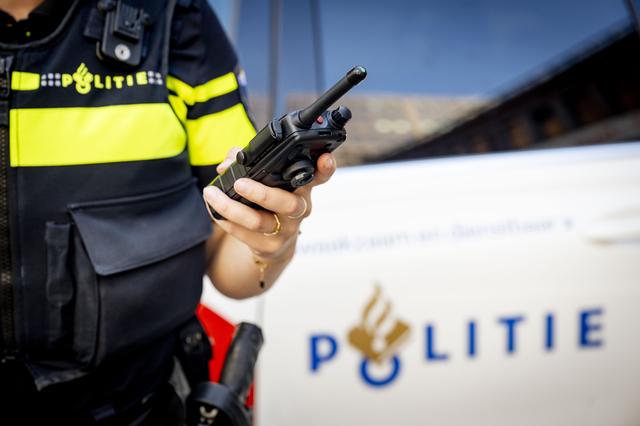 Man (30) uit Emmer-Compascuum bedreigt agenten met bijl in Ter Apelkanaal. Agenten lossen waarschuwi