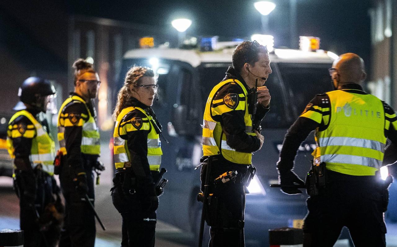 Politie op straat tijdens rellen. Politie op straat tijdens rellen.