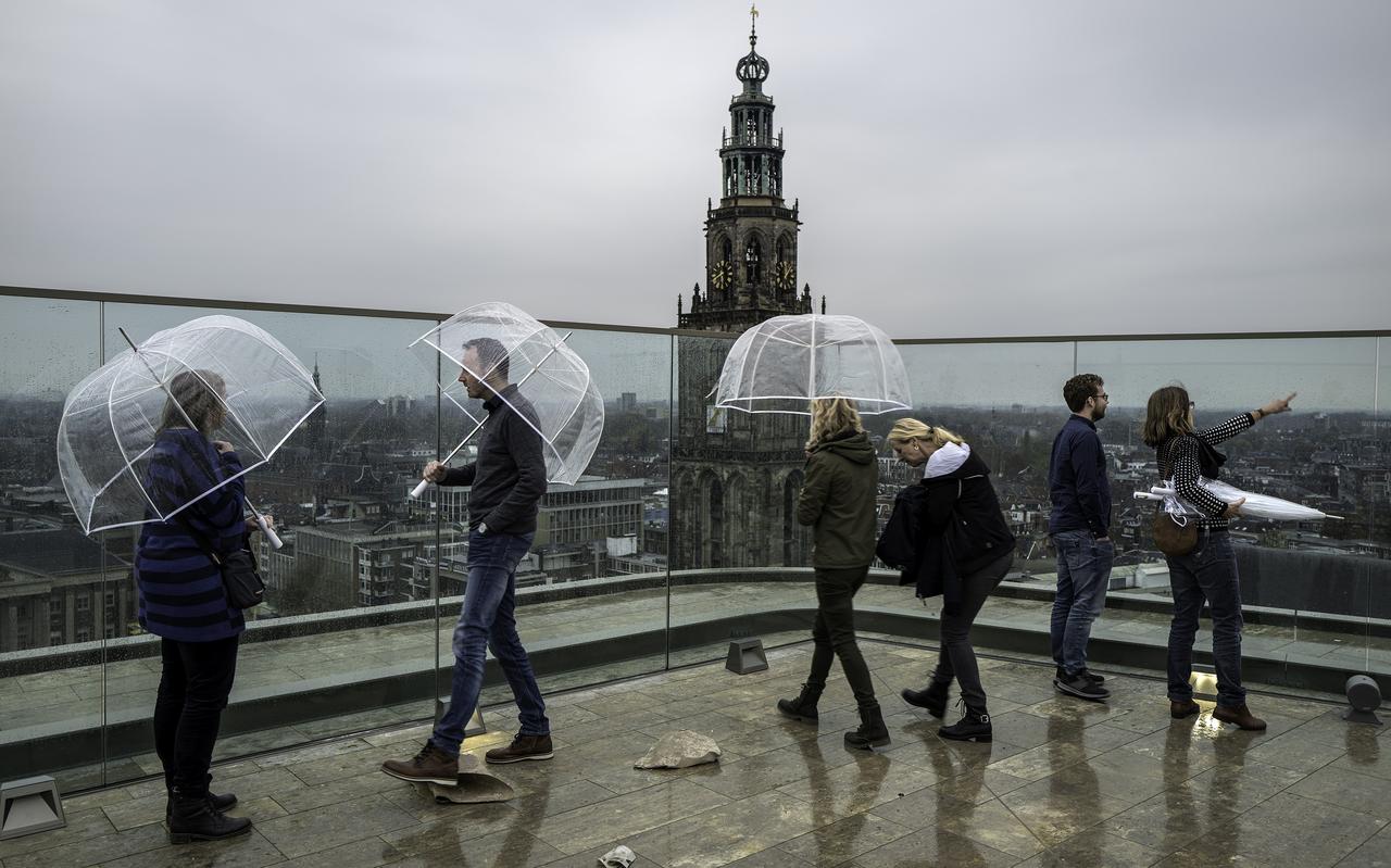 Twee Groningse iconen: de Martinitoren en het nieuwe Forum. Twee Groningse iconen: de Martinitoren en het nieuwe Forum.