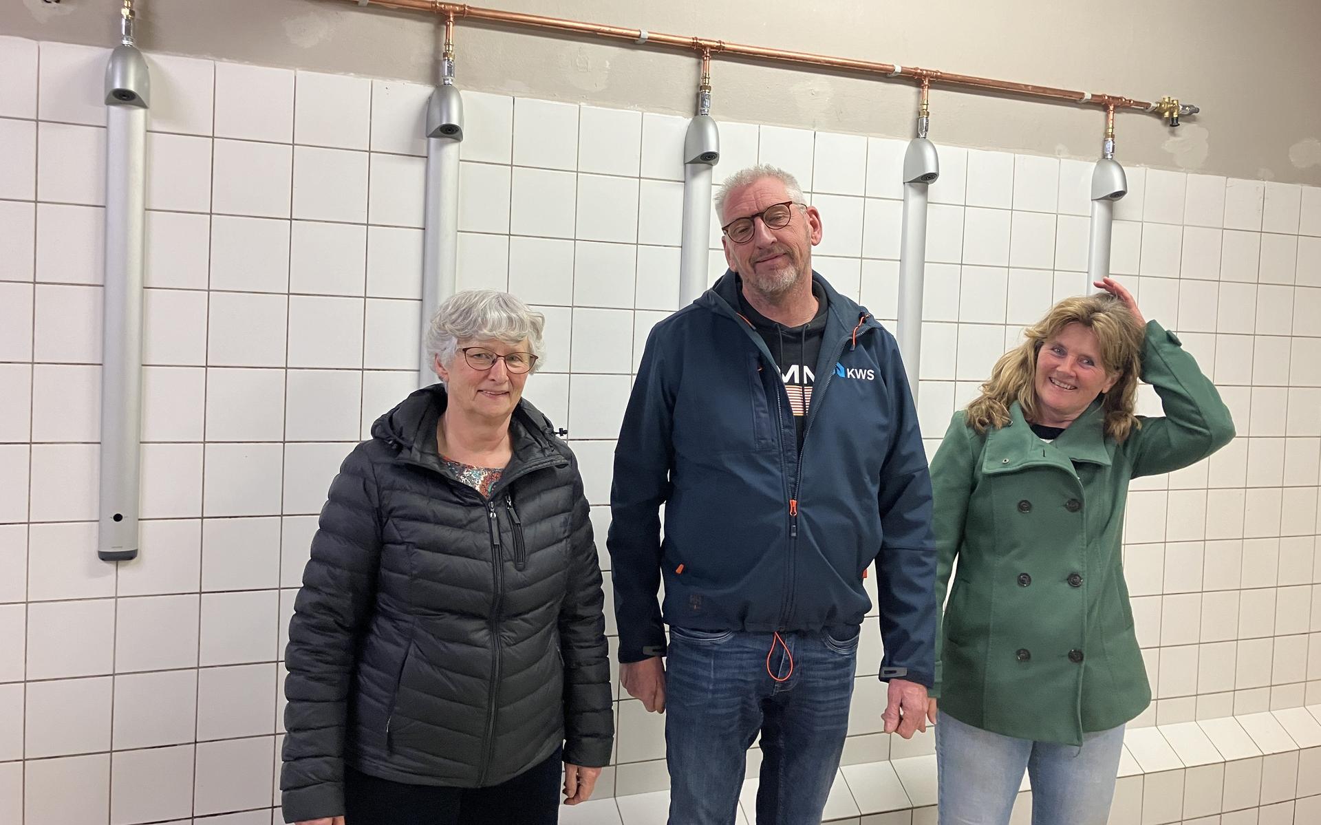 Spekgladde vloeren en douches zo dicht op elkaar dat sporters elkaars haren kunnen wassen. In Coevor