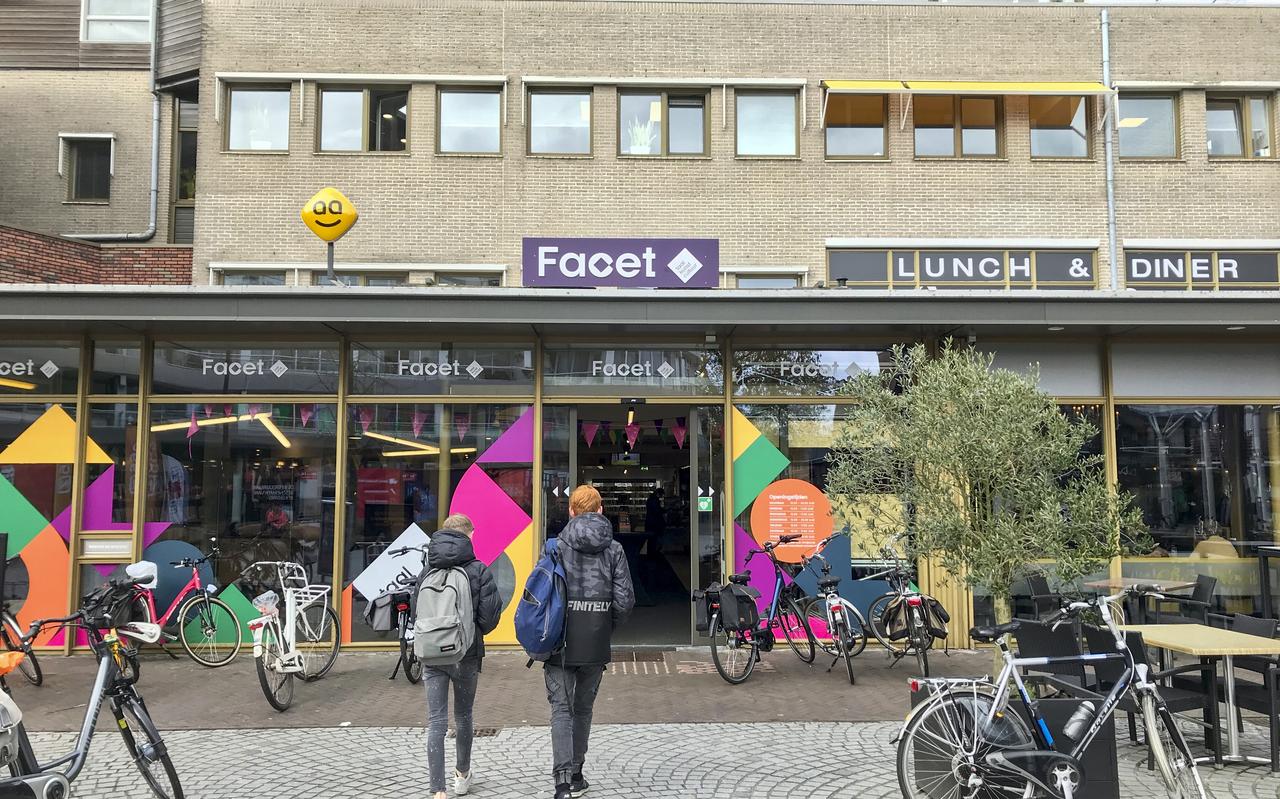 De nieuwe naam prijkt al op het gebouw van de bibliotheek aan het Noorderplein in Emmen. De organisatie is gefuseerd met de Kunstbeweging en heet nu Facet. De nieuwe naam prijkt al op het gebouw van de bibliotheek aan het Noorderplein in Emmen. De organisatie is gefuseerd met de Kunstbeweging en heet nu Facet.